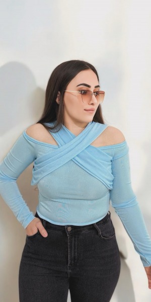 Omzu Açık Çapraz Geçişli Bluz