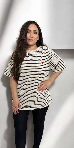 Kalp İşlemeli Çizgili t-shirt